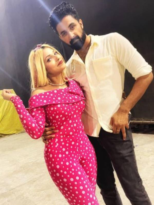 இடுப்பில் கை