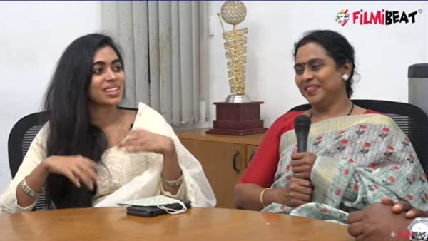 பின்னணியில் கஷ்டம்