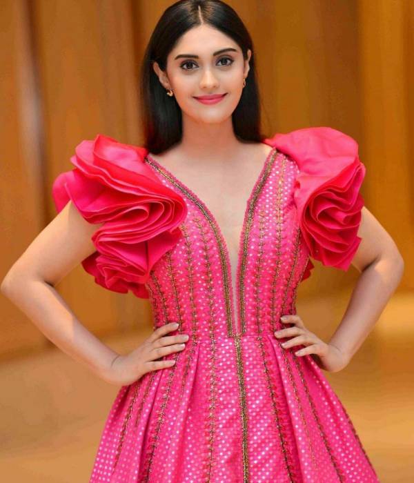 குட்டை பாவாடையில் சுரபி