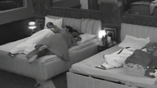 படுக்கையறையில் கட்டிப் புரண்டு