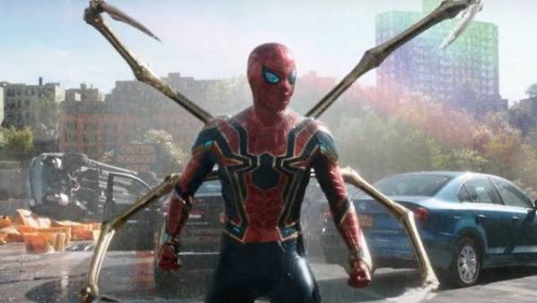 டாக்டர் ஆக்டோபஸ் மிரட்டலான நடிப்பு