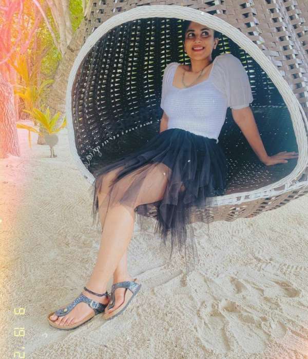 வெண்பனி மலர் மேகா ஆகாஷ்