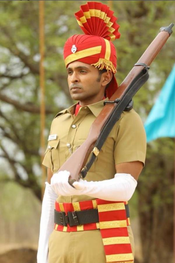 பொம்மனாக மிரட்டிய விக்ரம் பிரபு