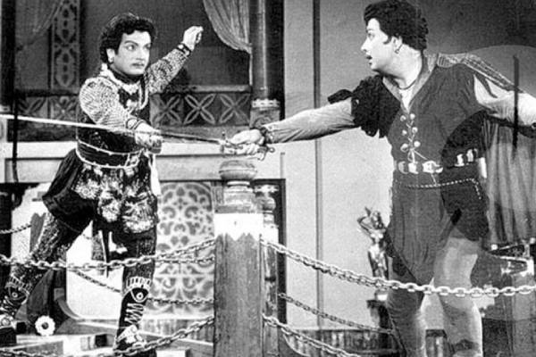 எப்பா என்னா வெயிட்டு அந்த காலத்து கேமரா அதில் சாகசமா?