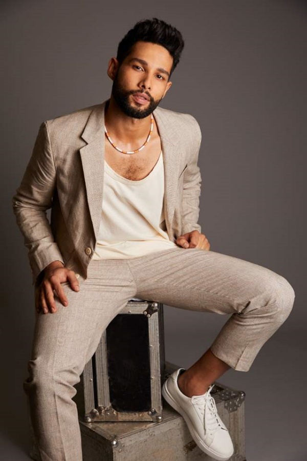 காதலிக்கிறேன்