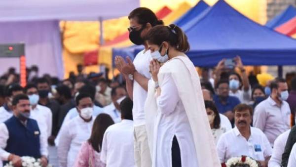 துவா செய்த ஷாருக், வணங்கிய பூஜா துவா செய்த ஷாருக், வணங்கிய பூஜா