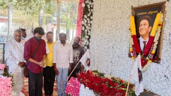 புனித் ராஜ்குமார் நினைவிடத்தில் விஜய்