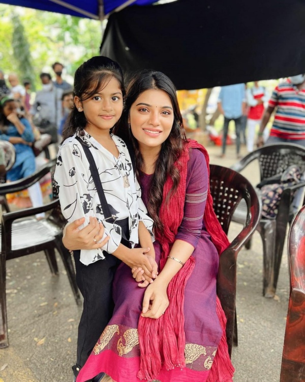 விஜய் ஆண்டனியுடன் ரொமான்ஸ் விஜய் ஆண்டனியுடன் ரொமான்ஸ்