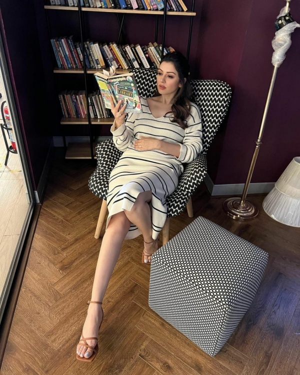  புத்தகம் புரட்டும் பதுமையே