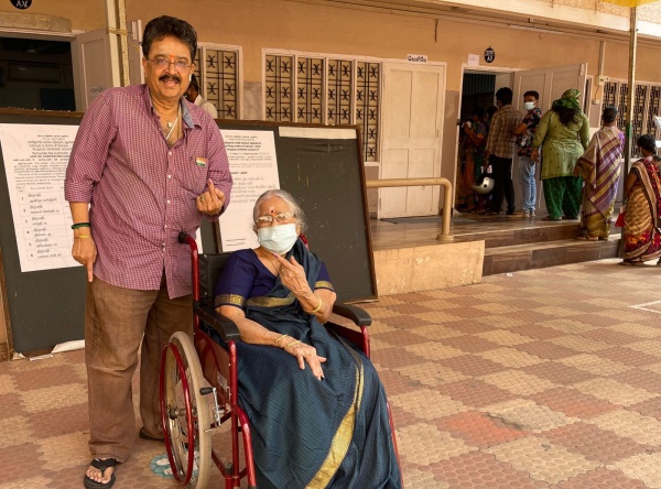 92 வயது தாயாருடன்