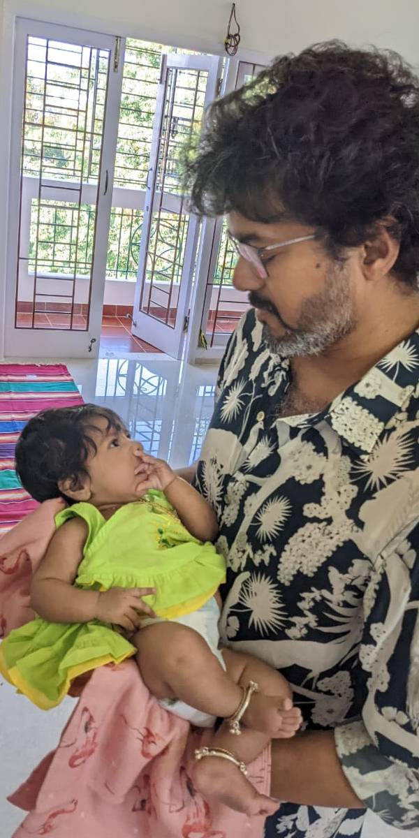 கையில் குழந்தையுடன் விஜய்