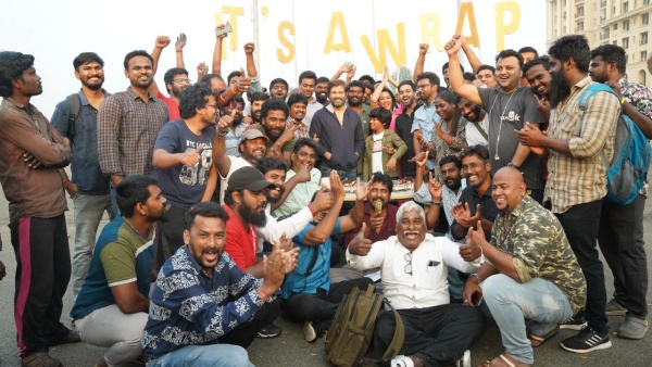 கேக் வெட்டிக் கொண்டாட்டம்