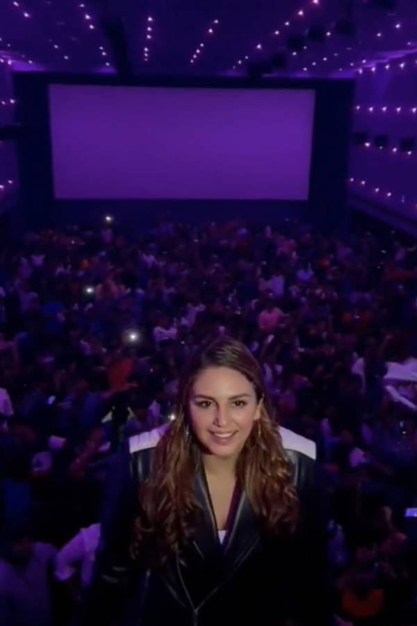 ரசிகர்களுடன் ஹுமா குரோஷி