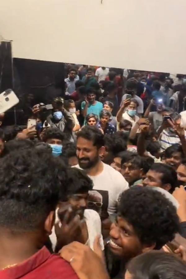 மனைவியுடன் FDFS