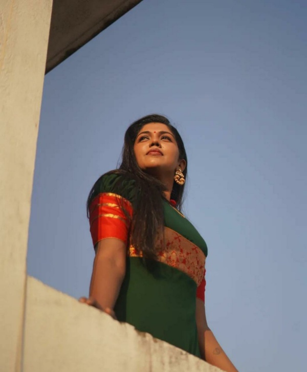 மாடியில நிக்கிற மான் குட்டி