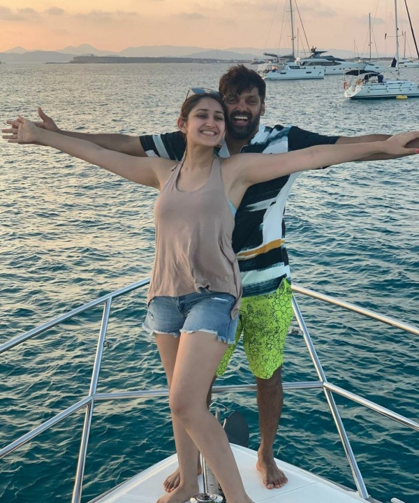 பீச்சில் ஹாட்டான உடையில்