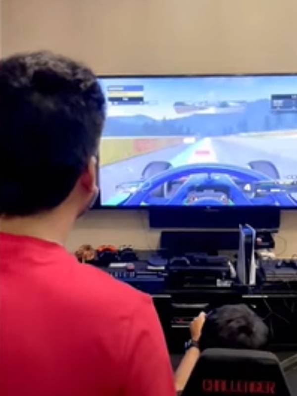 வாழ்த்தும் ரசிகர்கள்