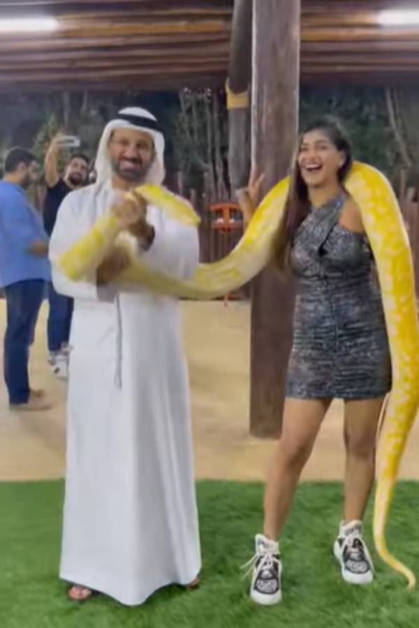 கழுத்தில் மலைப்பாம்புடன் யாஷிகா