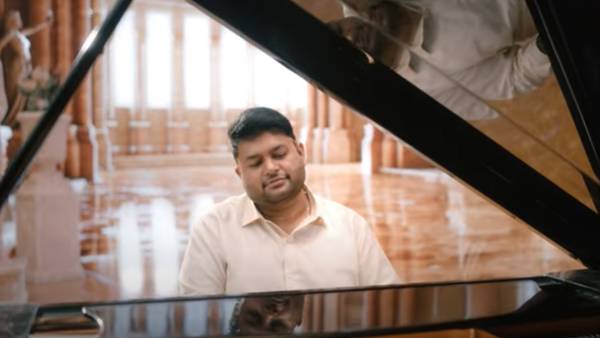 தமன் பின்னிட்டாரு