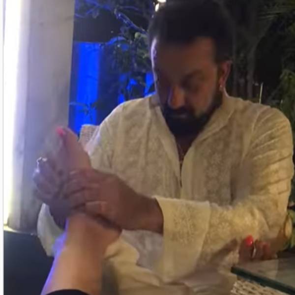 கால் அமுக்கி விடும் கணவன்