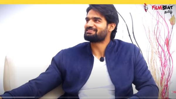 பைக்கை செக் செய்யும் அஜித்