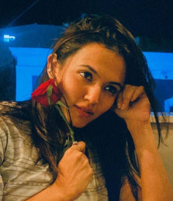 கையில் ரோஜாவுடன்