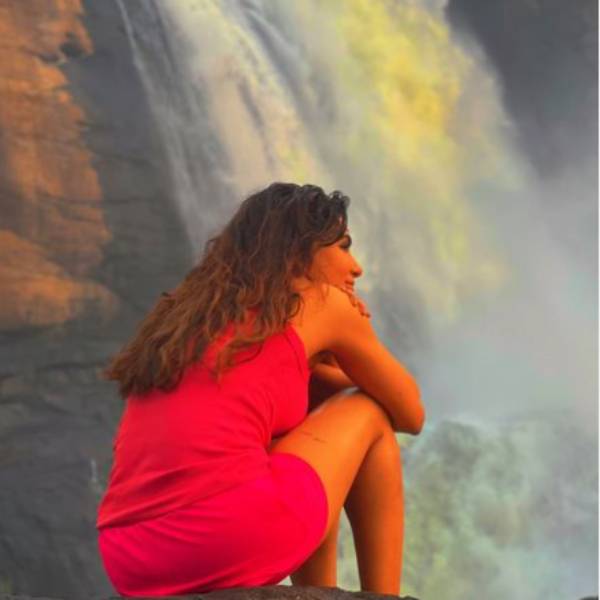 சிகப்பு நிற உடையில்