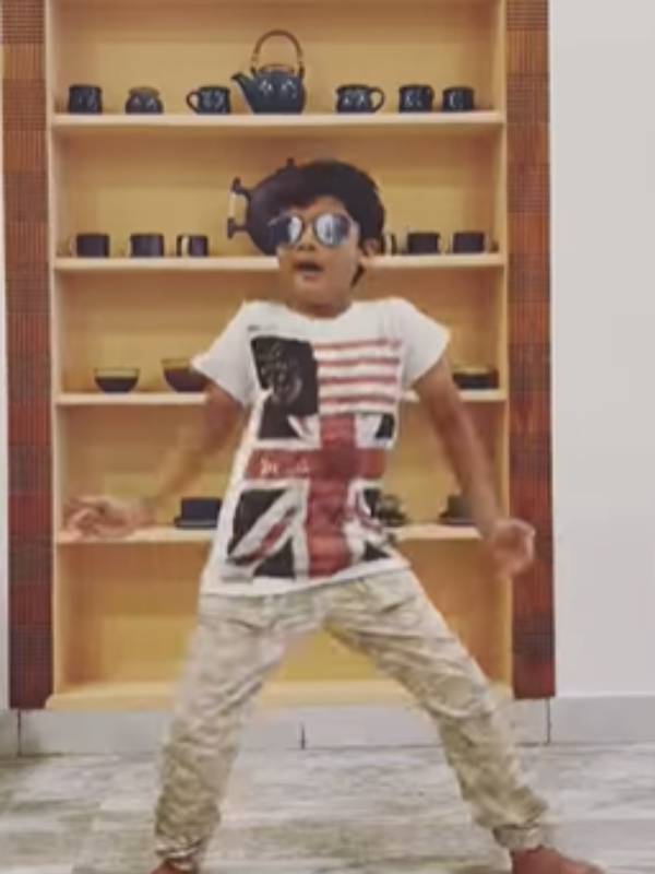 நெல்சன் மகன் நடனம்