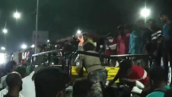  பால் பாக்கெட்டுகளை எடுத்த ரசிகர்கள் 