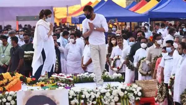 அரசு மரியாதையுடன் நல்லடக்கம் அரசு மரியாதையுடன் நல்லடக்கம்