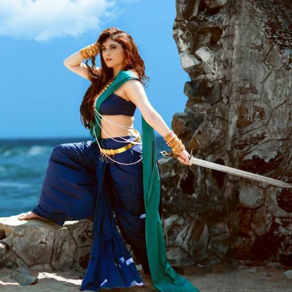 கையில் வீரவாளுடன்