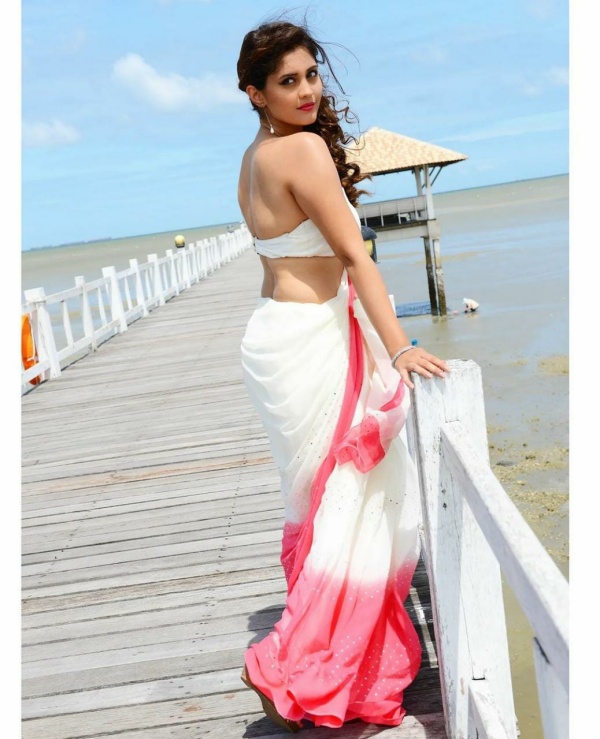 சேலையை காற்றில் பறக்க விட்டு கவர்ச்சி சேலையை காற்றில் பறக்க விட்டு கவர்ச்சி