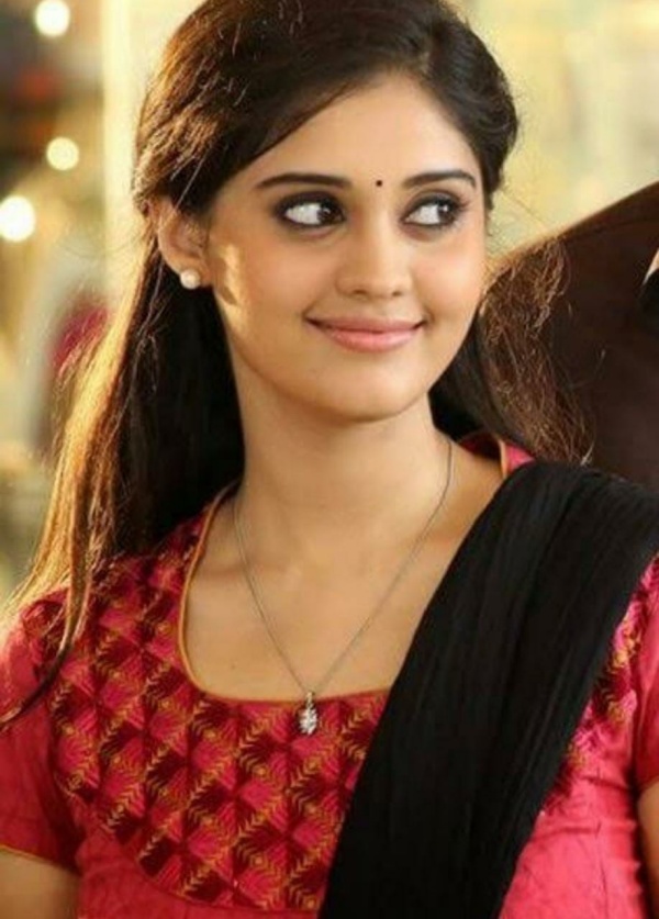 ஹோம்லி லுக்கில் அறிமுகமான ஹோம்லி லுக்கில் அறிமுகமான