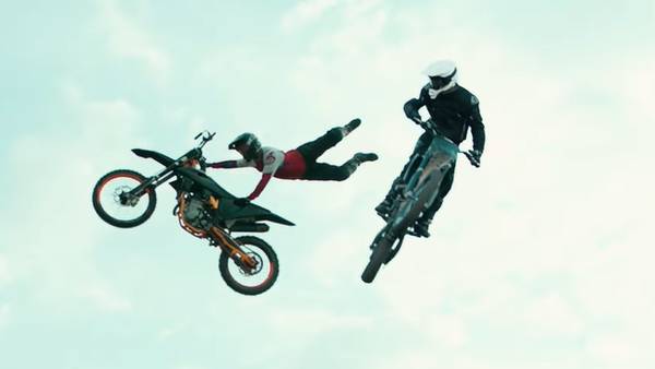 ஏரில் அஜித்தின் டைவிங்