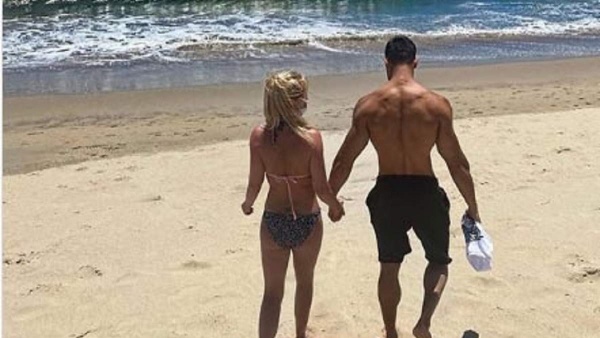 ஒட்டுத் துணியில்லாமல்