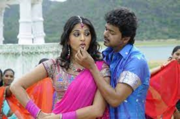 அனுஷ்கா உதட்டை