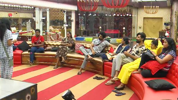 8 போட்டியாளர்கள் வீட்டில்