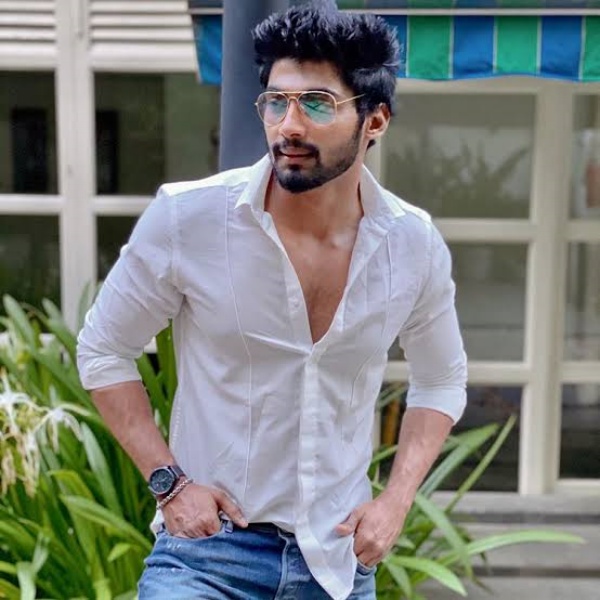 காலை பிடித்துக் கொண்டார்