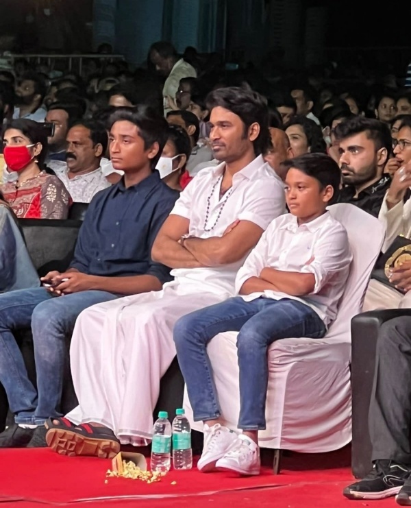 இளையராஜா கச்சேரியில் தனுஷ்