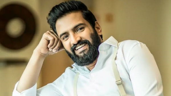 மூன்று வேடங்களில்