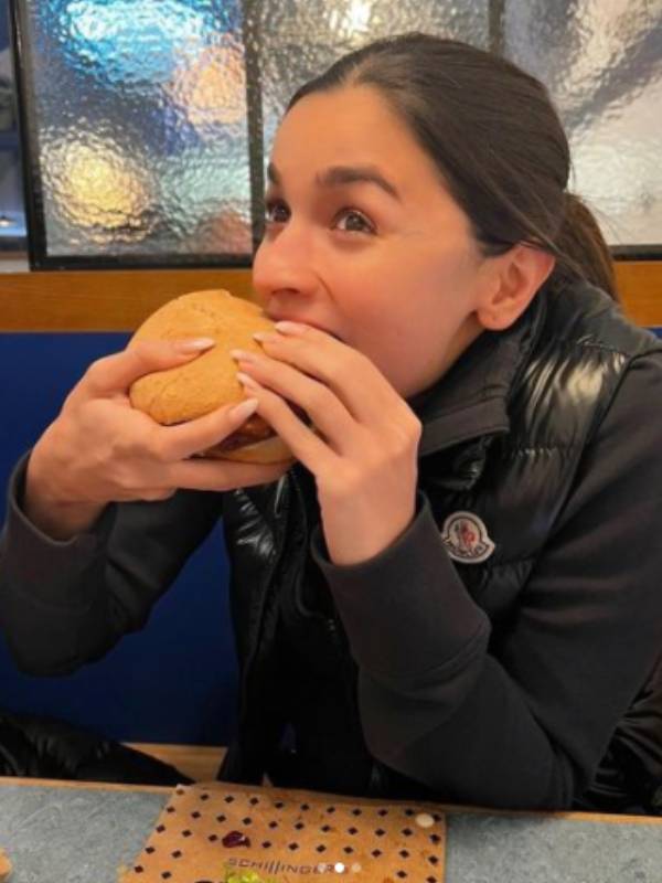 பர்கரை ஒரு வெட்டு வெட்டிய ஆலியா