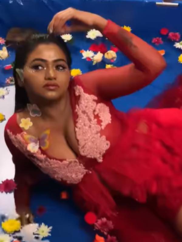 கவர்ச்சி வீடியோ