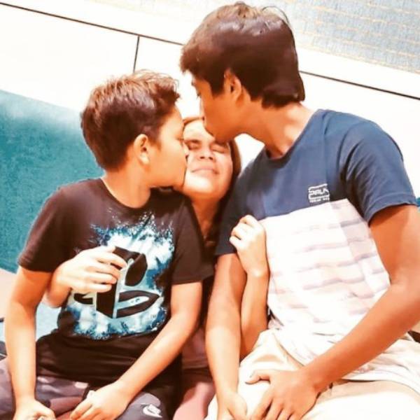 மகன்களுடன்