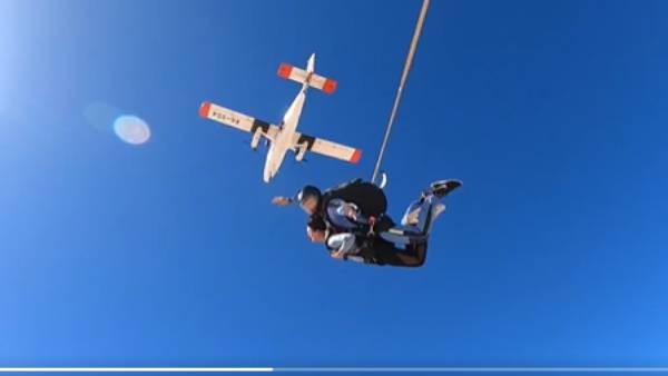 விமானத்தில் இருந்து குதித்து