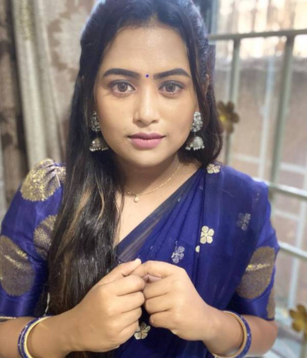 மேக்கப் இல்லாத வெண்பா