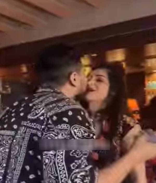 பப்ளிக்கில் லிப்லாக் முத்தம்