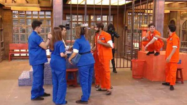 பாத்ரூமுக்கு கதவே கிடையாது