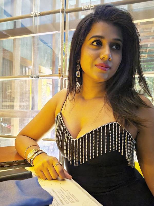 நீச்சல் குளத்தில் கேக் கட்டிங்