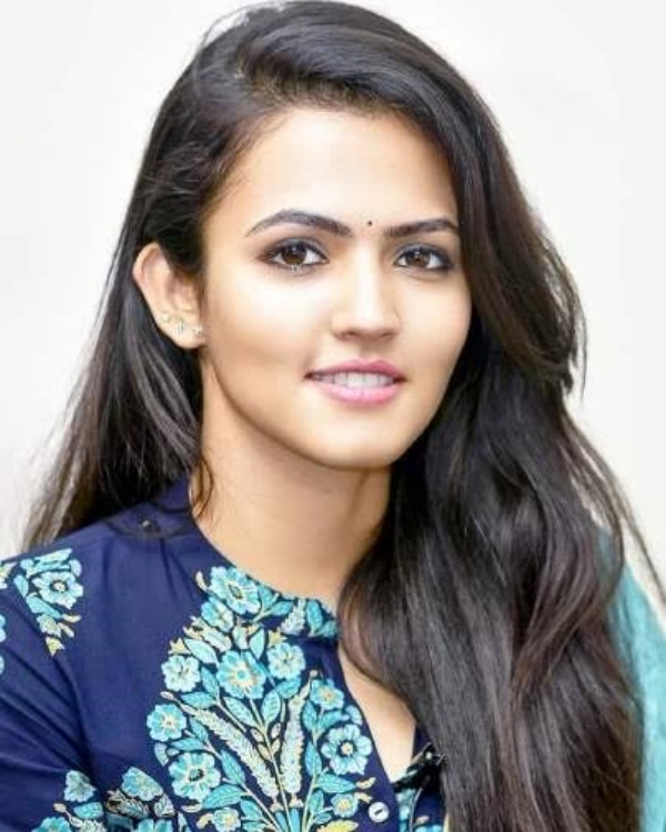 யார் இந்த பெண் ?