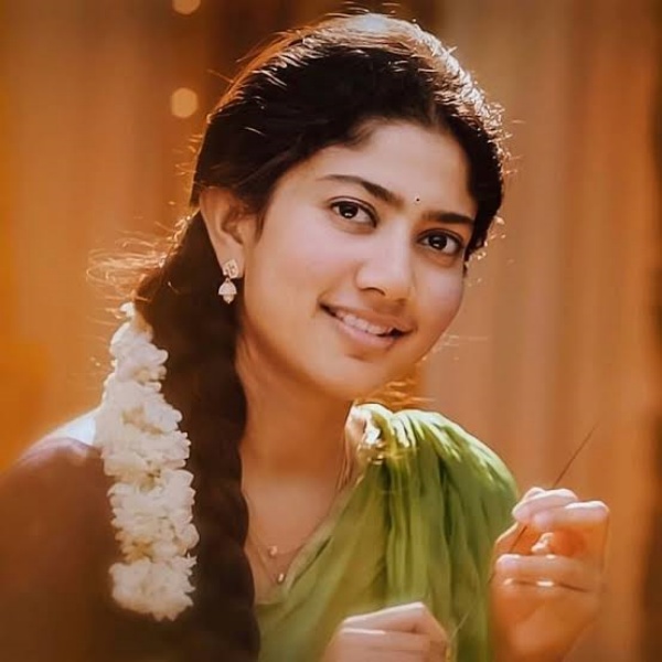 மலர் டீச்சர் ரோலில்